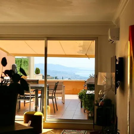 아파트 Beautiful Quiet 2-bedroom With Panoramic Sea View *