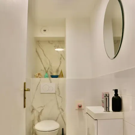 아파트 Beautiful Quiet 2-bedroom With Panoramic Sea View 망들리유 라 나플